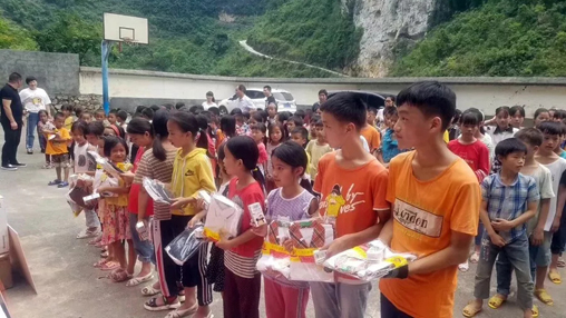 愛(ài)心回饋 · 筑夢(mèng)教育 | 百裕集團(tuán)七 · 一黨建公益活動(dòng)