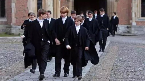 校服承擔育人功能，但為何中國校服卻承擔管理功能？